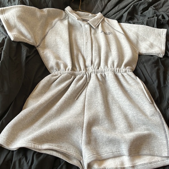 Pretty little thing romper made out of sweatpants material - Picture 4 of 8